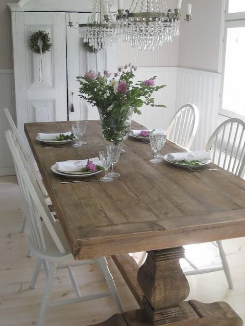 Floral Centerpiece Softens a Rustic Trestle Table