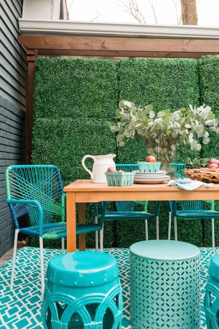 Artificial Boxwood Panels Create A Green Backdrop