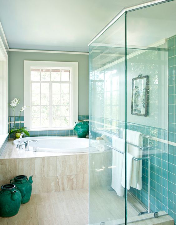 Large Ceramic Urns Add Bold Color To The Tub Surround