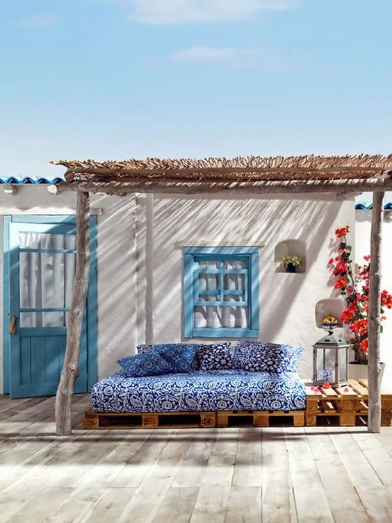 Stacked Pallets Create a Raised Outdoor Daybed