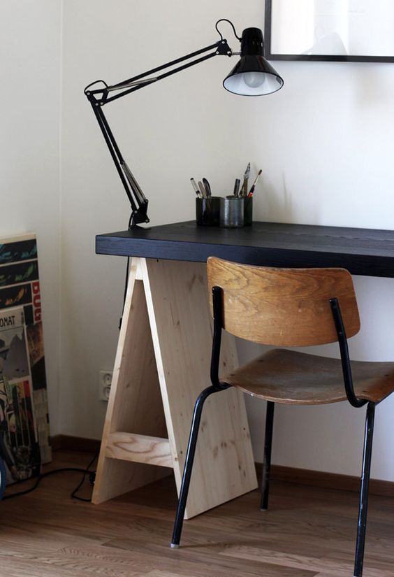 Metal Cups Keep Art Tools Accessible on Your Desk