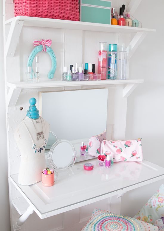 Clear Trays Keep Nail Polish Bottles Neatly Lined Up