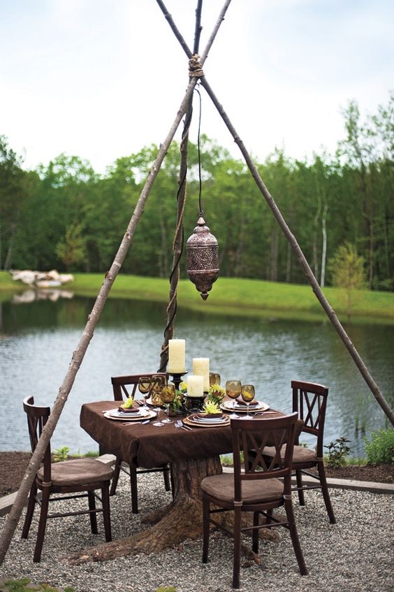 Rustic Tree Stump Table Base With Natural Wood Chairs