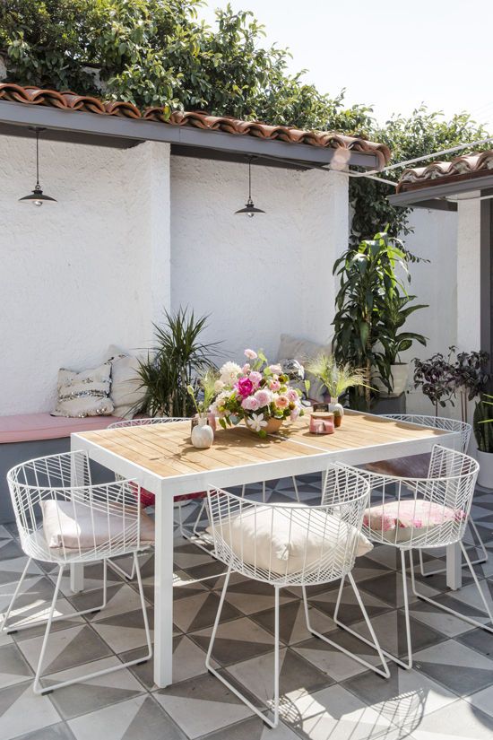 Wire Frame Chairs Add Airy Modernity to Outdoor Dining