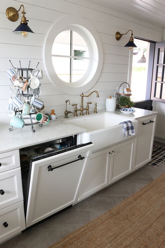Countertop Mug Rack Keeps Cups Accessible