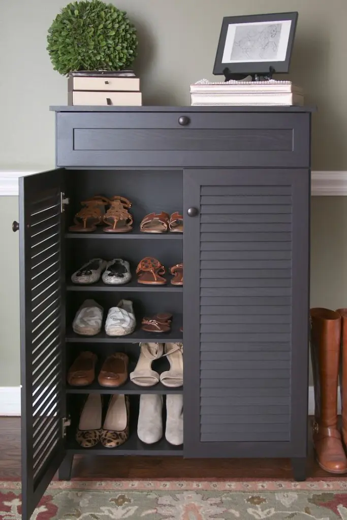 Adjustable Shelves for Varied Footwear