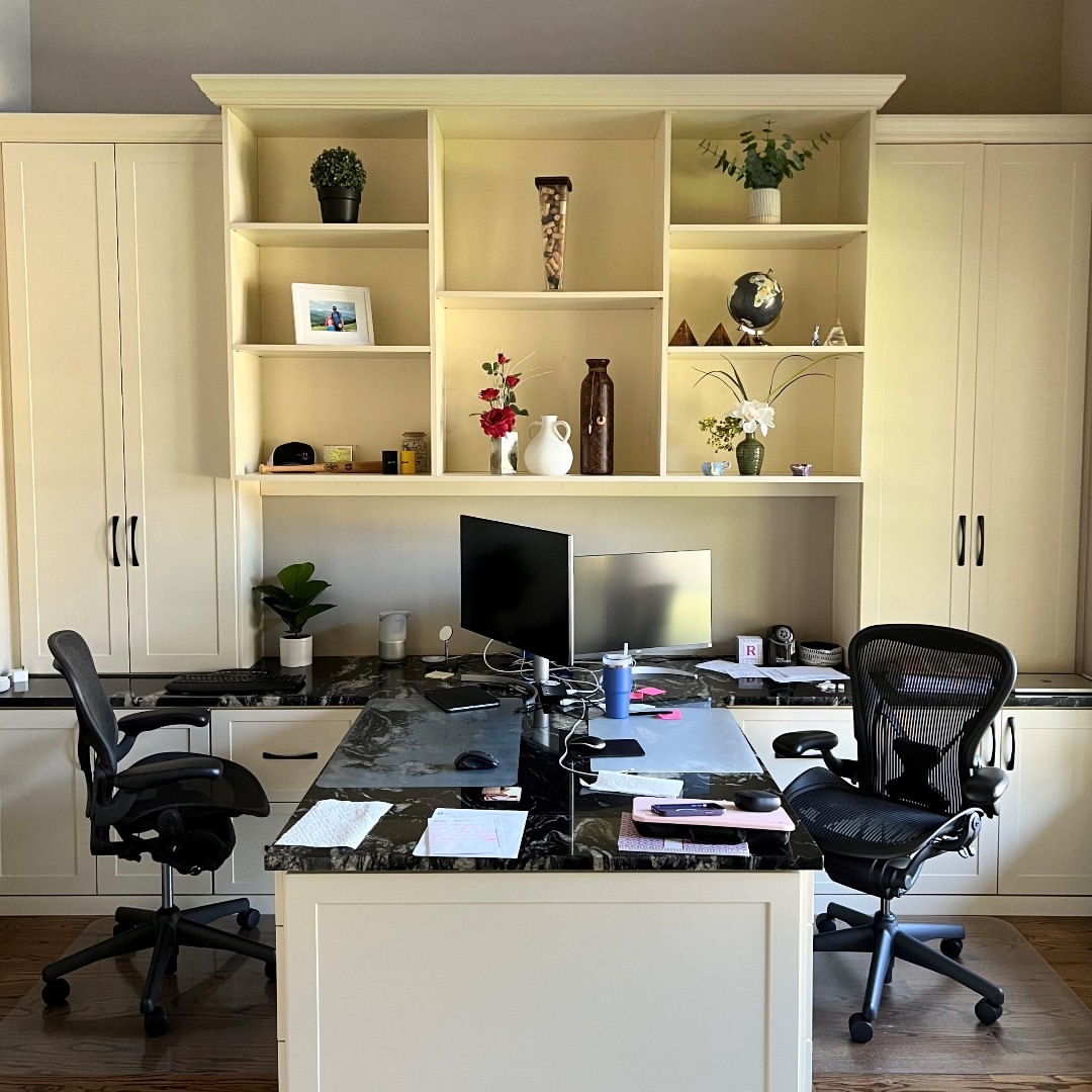 Built-in Shelving Frames Dual Desks for Display