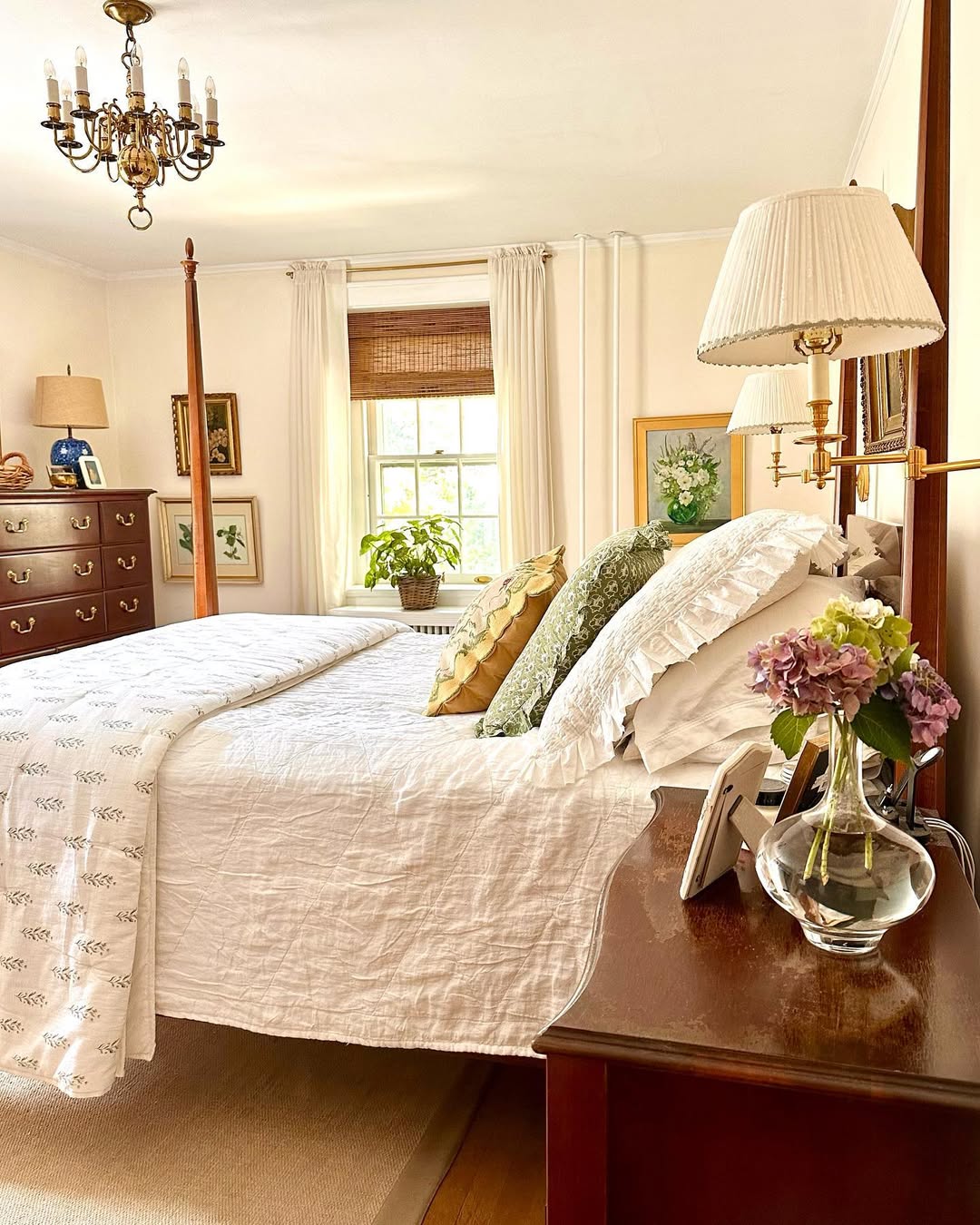 Bring Fresh Floral Touches With a Glass Vase of Hydrangeas