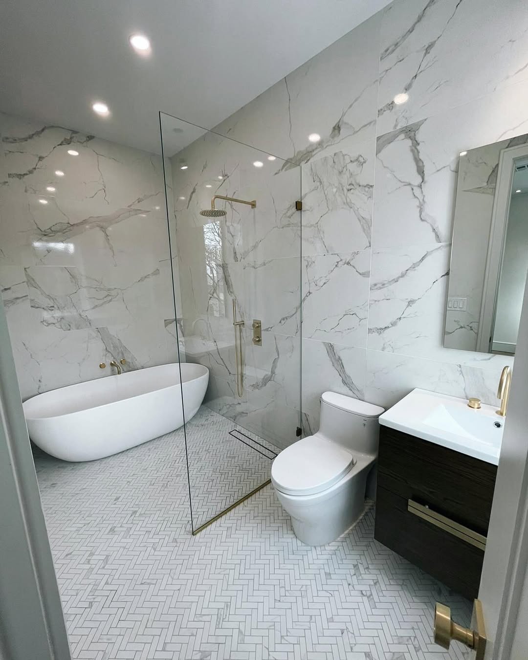 Marble-Look Tiles Create a Dramatic Backdrop