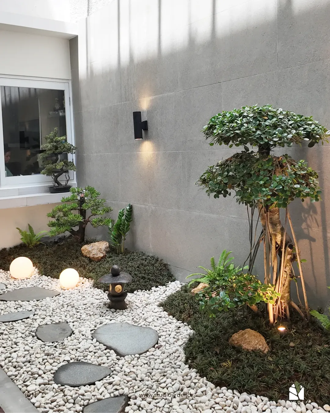 Stone Lanterns Add Focal Points To White Gravel Gardens