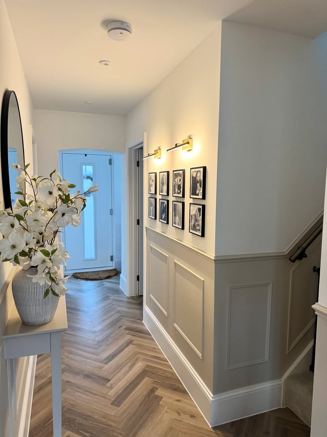 Gallery Wall Lights Add Focused Illumination to Art