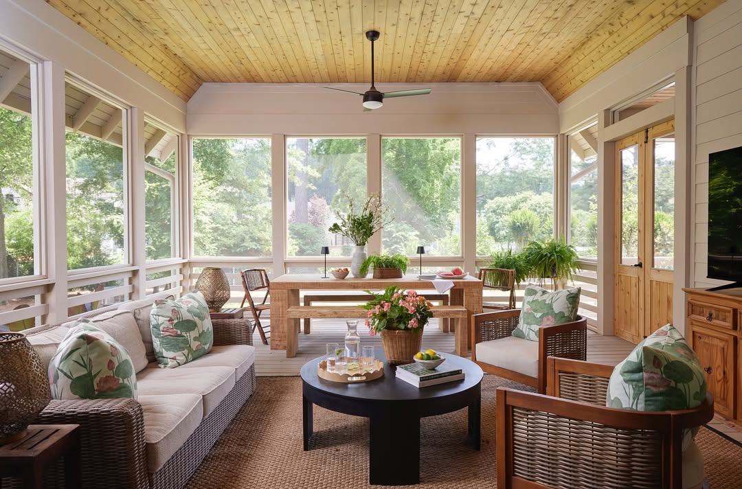 Round Coffee Table With Scalloped Tray Holds Drinks and Snacks