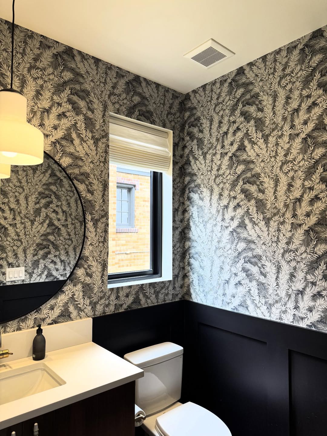 Fern Pattern Wallpaper Creates Dramatic Contrast