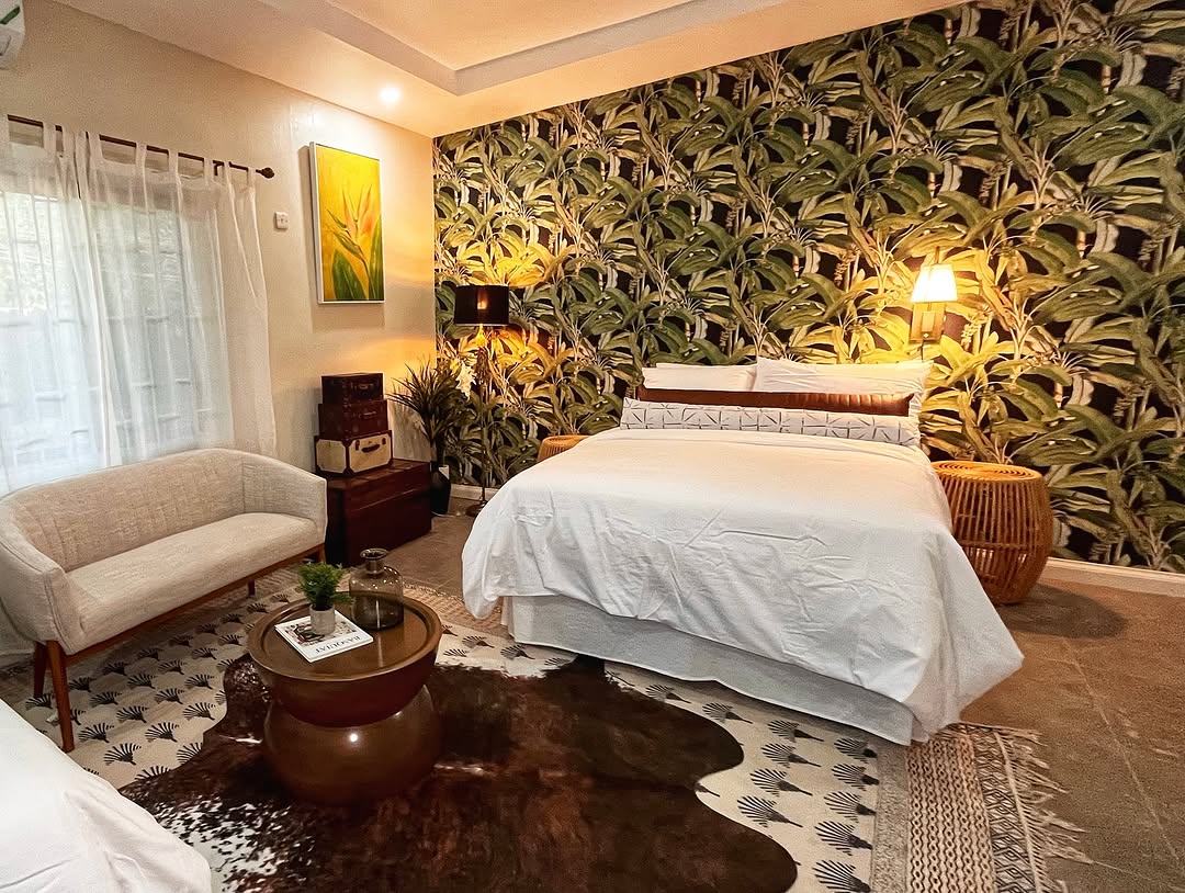 Bold Tropical Wallpaper for a Jungle-Inspired Statement