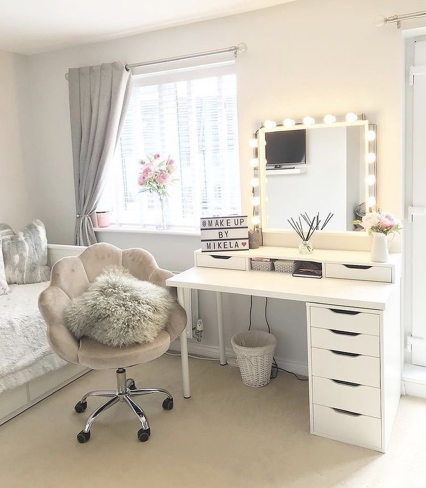 Light-Up Mirror With Integrated Drawers For Makeup Organization