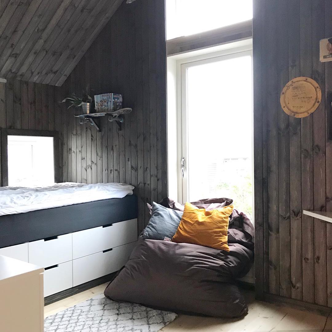 Maximize Under-Bed Space with White Drawer Units