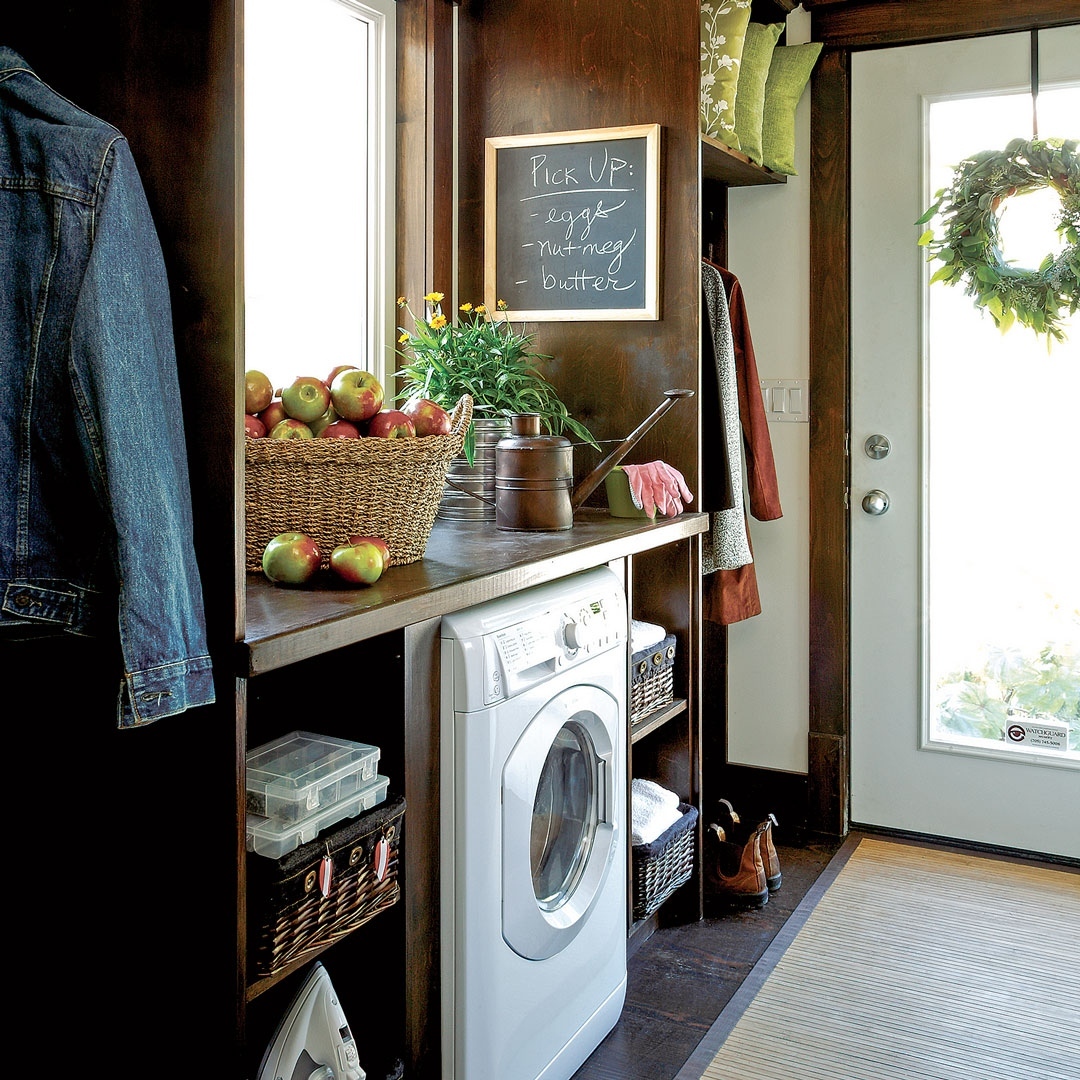 Chalkboard Reminder Adds a Personal Touch to Entryway