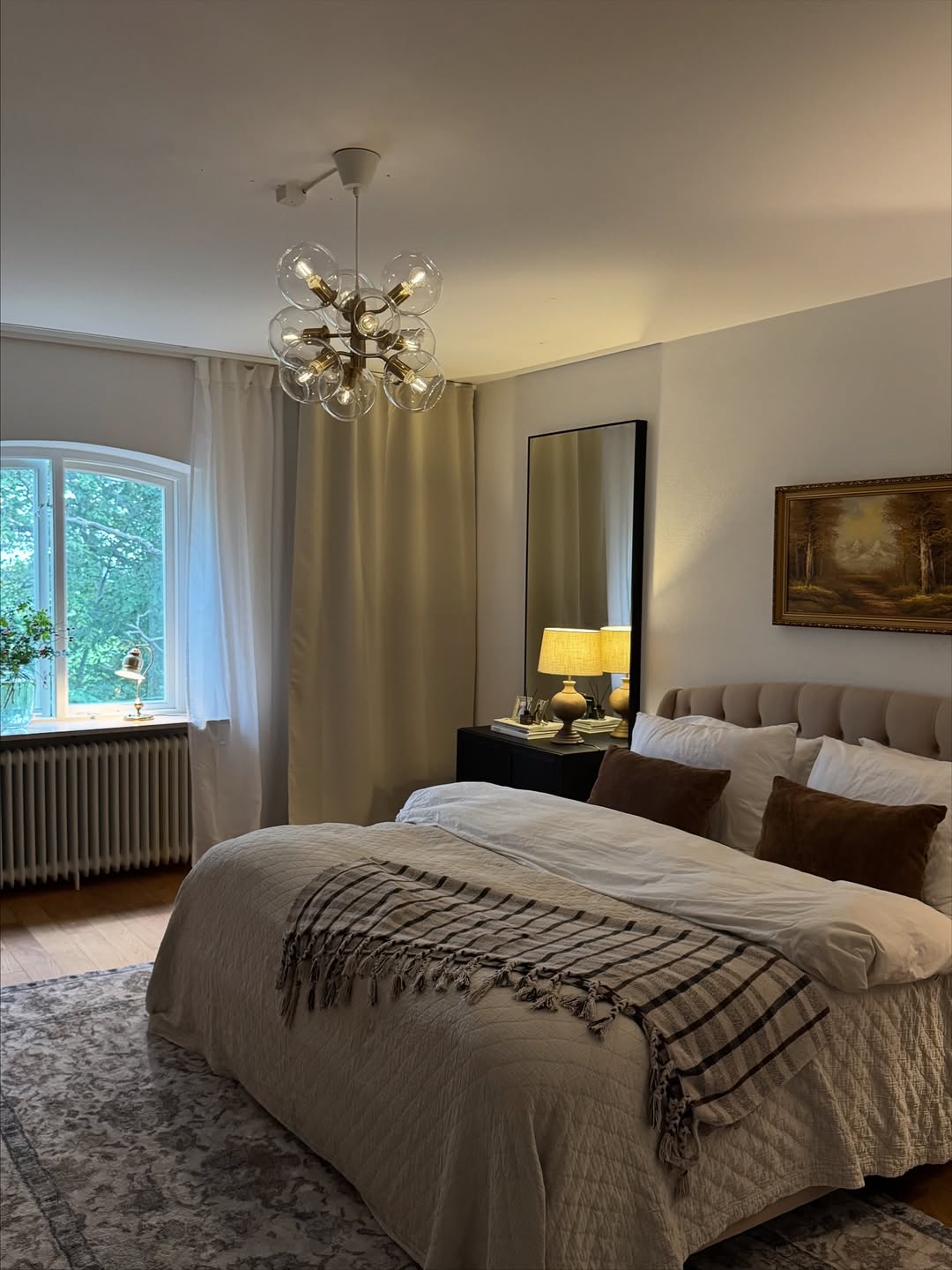 Light Your Room With a Glass Globe Chandelier for Mid-Century Flair