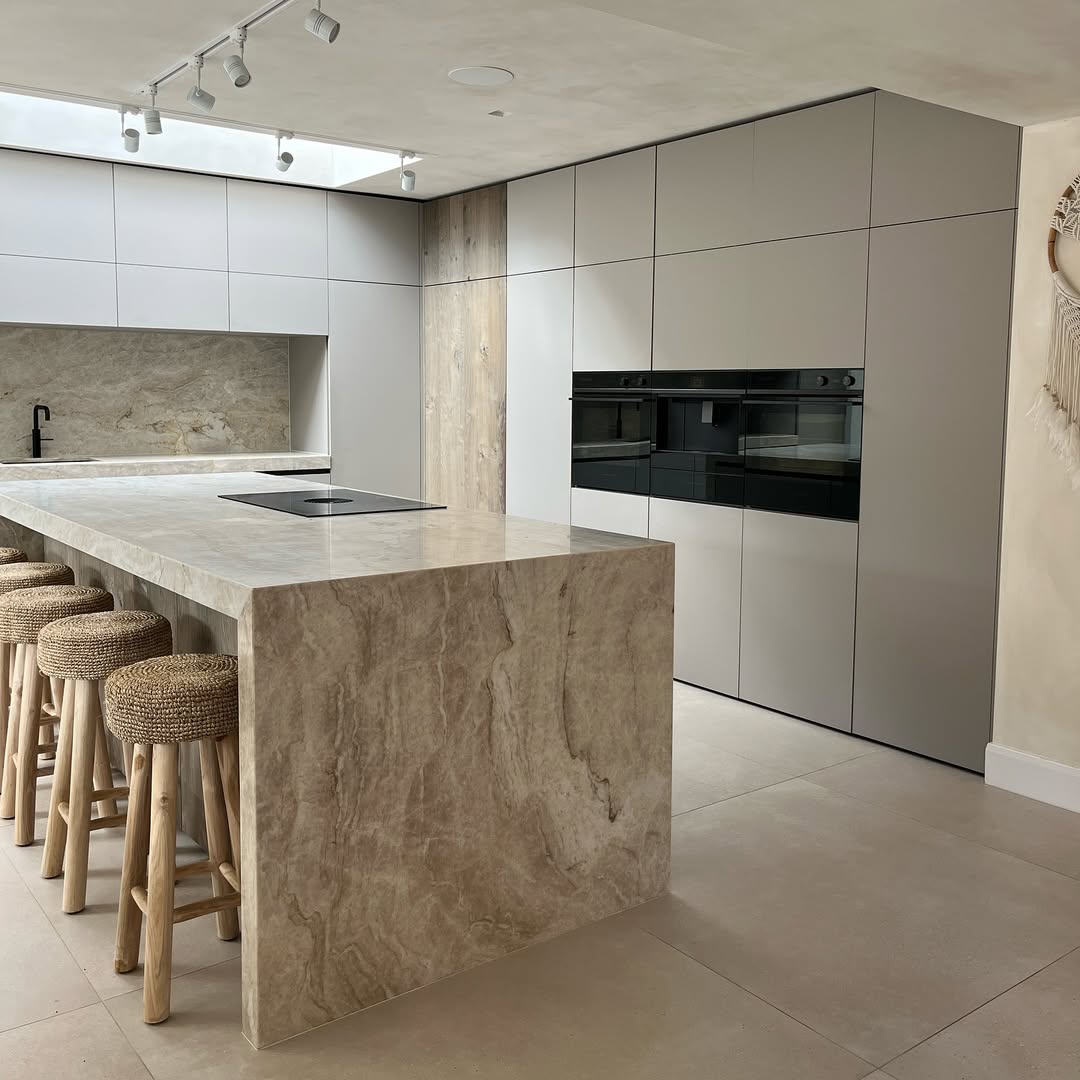 Marble Island With Integrated Cooktop Creates a Sleek Hub