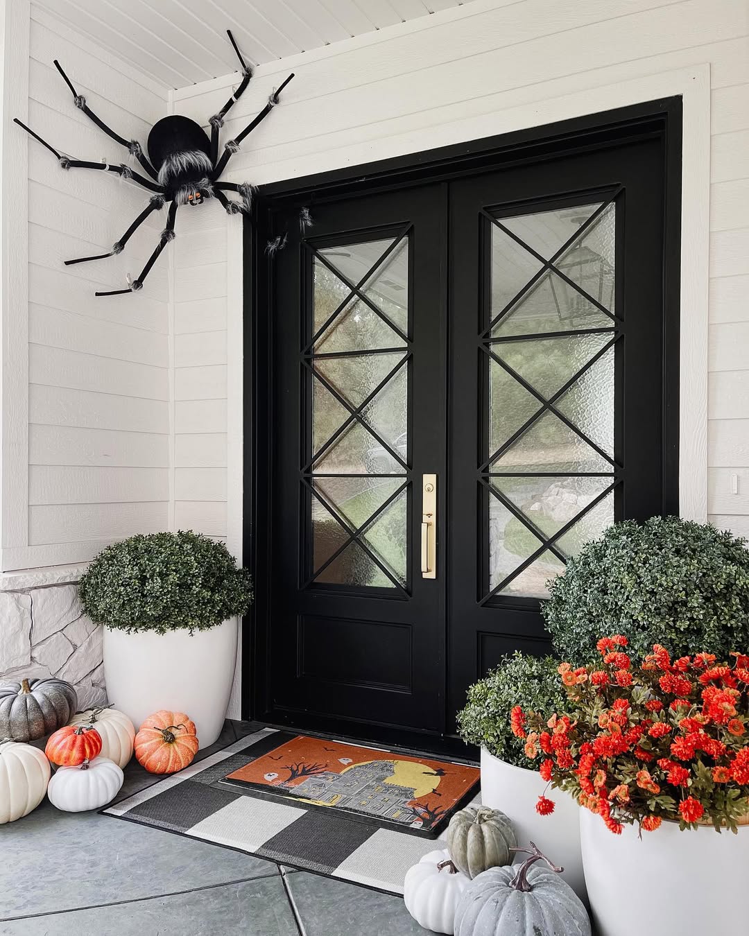 Giant Spider Decoration for Spooky Halloween Entryways