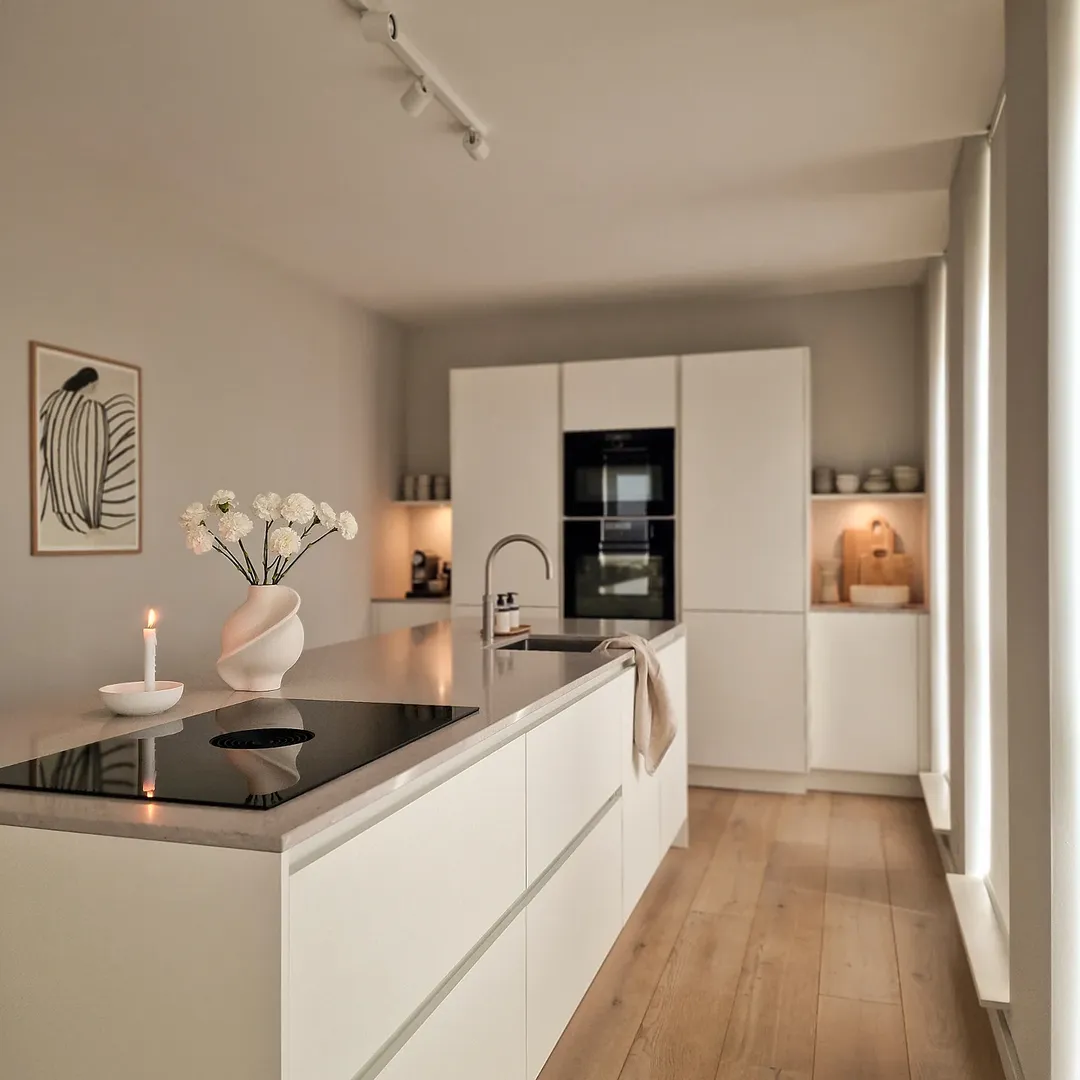 Sculptural Vase Adds Soft Curves to Kitchen Island