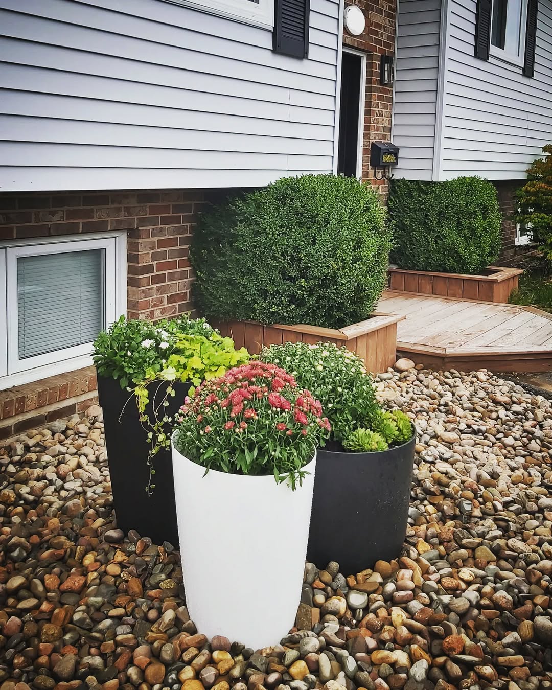 Contrasting Planters Add Modern Flair To Gravel Garden
