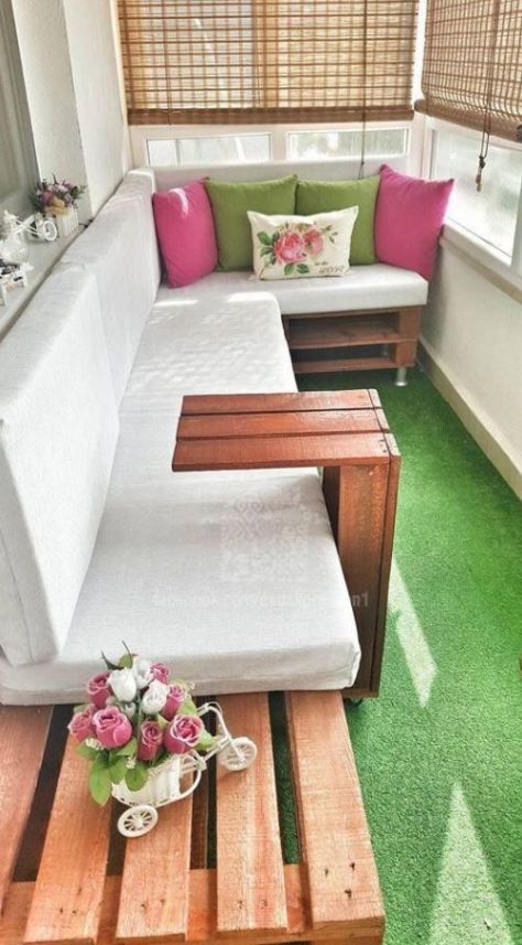 Wooden Pallet Coffee Table With Built-in Side Tray