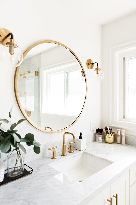 Gold Cup Organizes Makeup Brushes