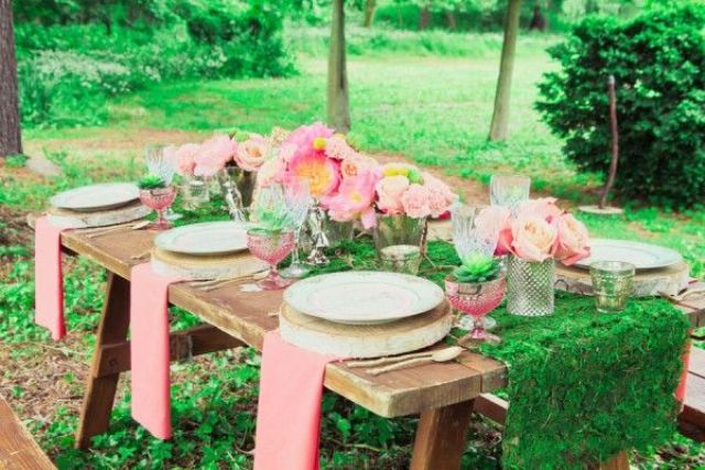 Moss Runner Adds Natural Texture To Rustic Table