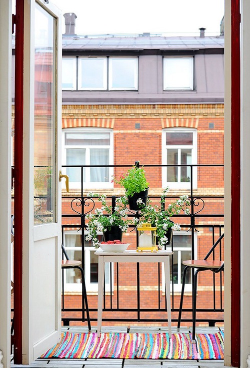 Hanging Planter Stand Adds Vertical Greenery