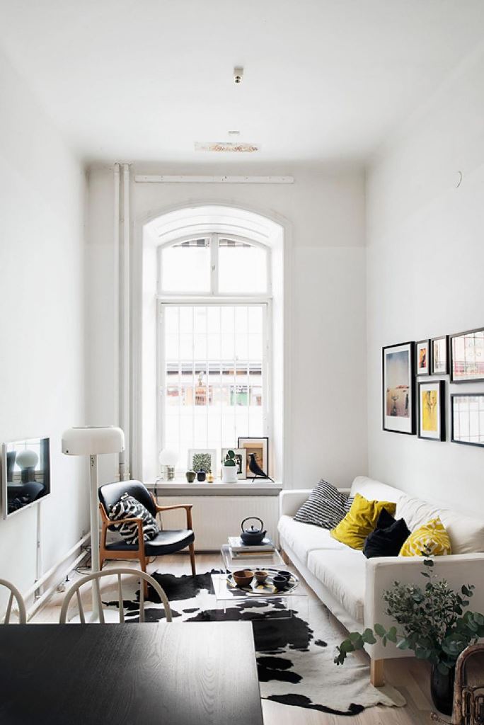 Keep Clutter Contained with an Acrylic Coffee Table and Tray