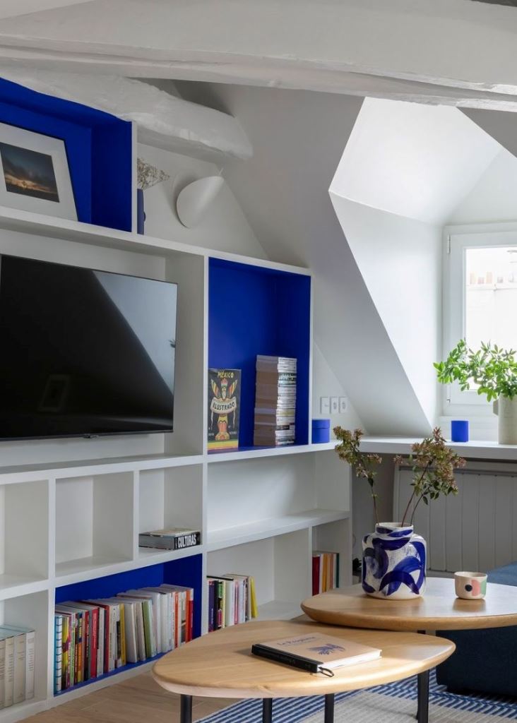 Recessed Cobalt Blue Niches Add Depth to White Shelving