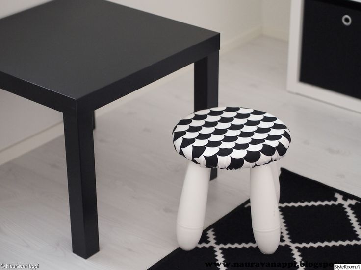 Black and White Scallop Seat Adds Graphic Punch