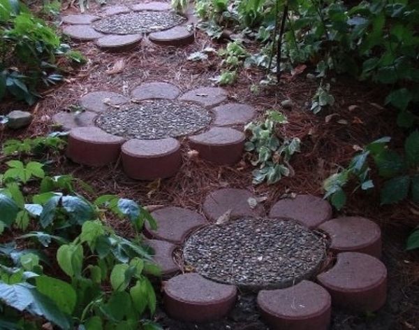 Flower-Shaped Paver Paths Add Whimsy to Garden Beds