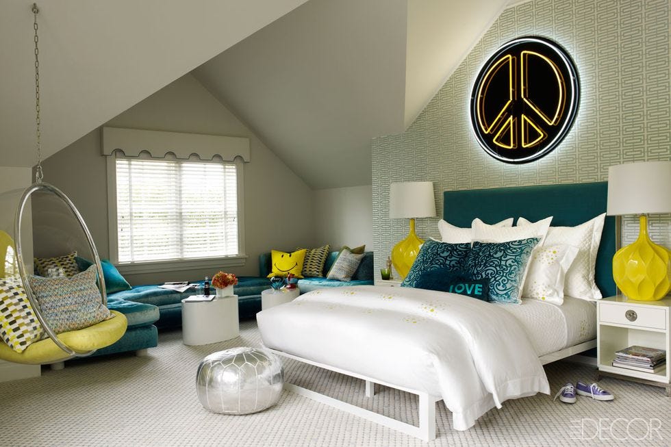 Neon Peace Sign Light Adds a Retro Graphic Pop