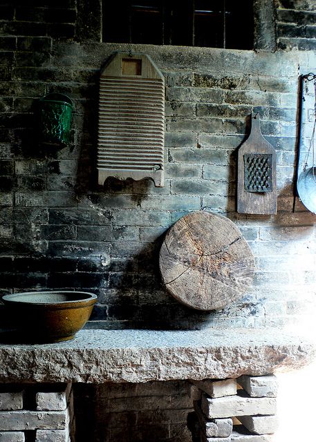 Wooden Washboard Adds Rustic Texture to Brick Wall