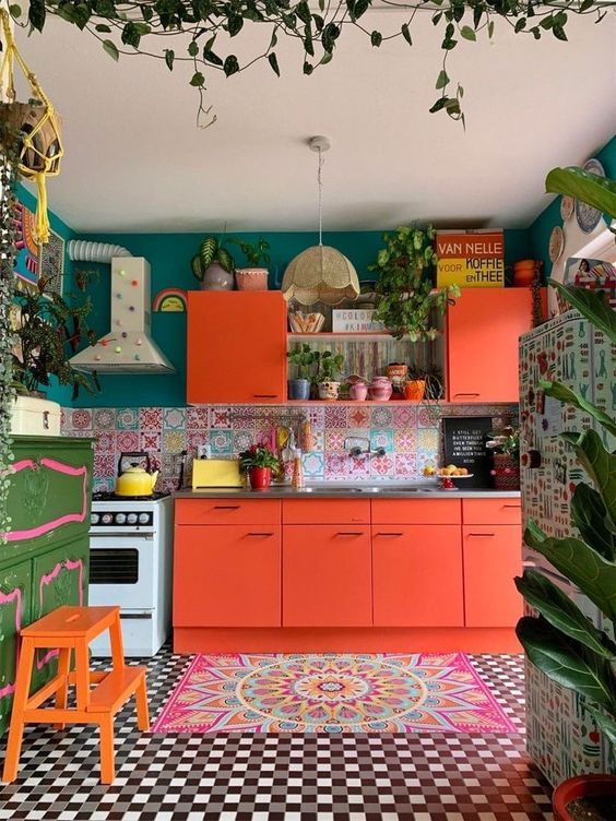Bold Tile Backsplash Adds Personality to Kitchen Cabinets