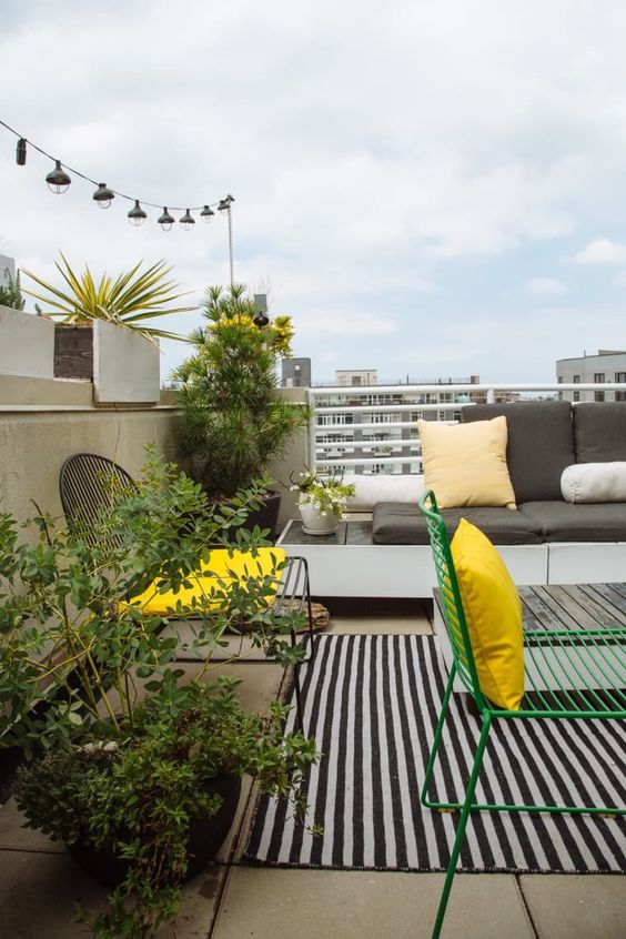 String Lights Add Cozy Ambiance to Outdoor Seating