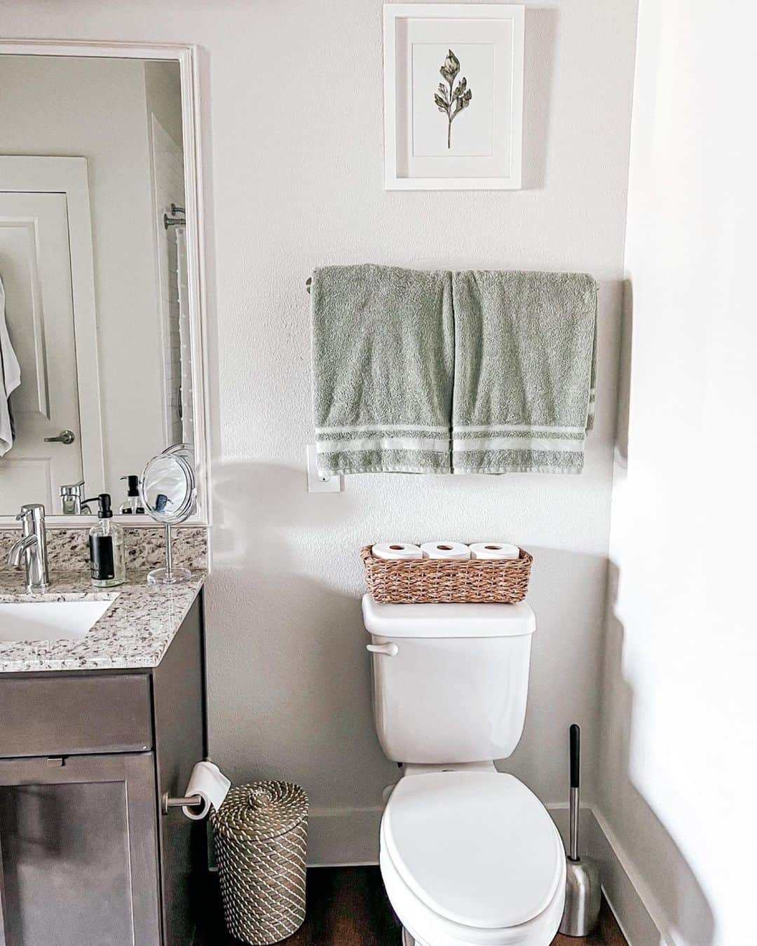 Classic Towel Rod in Neutral Bathroom